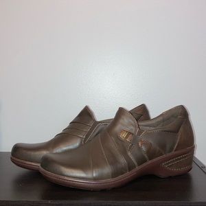 Earth Origins slip on brown leather clog work shoe